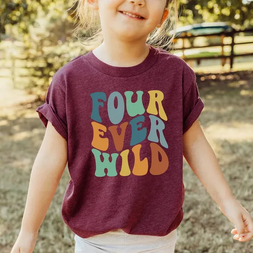 Vista 2 de Olive Loves Apple Camiseta de cuarto cumpleaños para niños pequeños Forever Wild para 4 cumpleaños