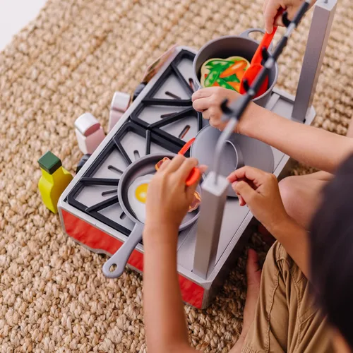Vista 8 de Melissa & Doug Juego de cocina de madera de lujo de 19 piezas con comida de madera, olla y sartén duraderos