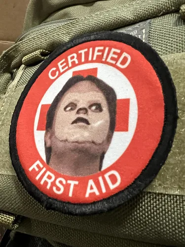 Vista 2 de Parche divertido de primeros auxilios certificado por Dwight Schrute fabricado en los Estados Unidos