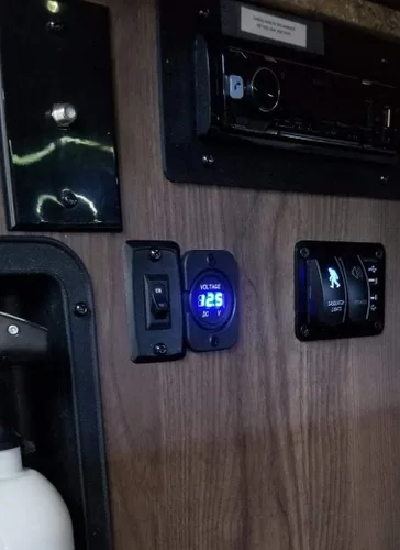 Vista 6 de ZYTC Voltímetro de pantalla LED digital universal Medidor de voltaje impermeable para DC 12V-24V Coche Motocicleta Auto Camión (azul)