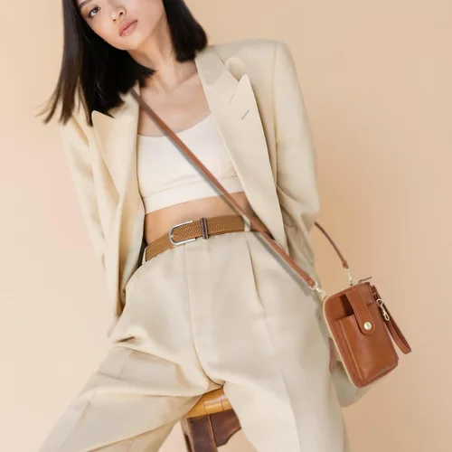 Vista 6 de Mundi Jacqui Cartera cruzada RFID para mujer, bolso de viaje pequeño de cuero vegano con soporte para teléfono, organizador compacto con ranuras