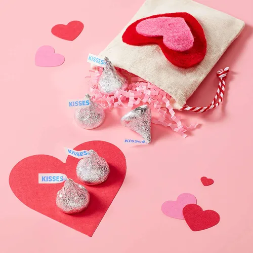 Vista 4 de Mothers Day Kisses - Chocolate con leche, rosa, rojo y plateado, bolsa de 4.5 libras (72 onzas)