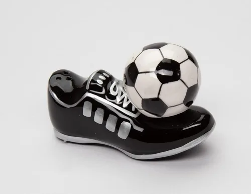 Vista 2 de CG - Zapatos de fútbol magnéticos con salero y pimentero, negro, 4 1/2 pulgadas x 1 3/4 pulgadas x 3 pulgadas de alto (SS-CG-10466)