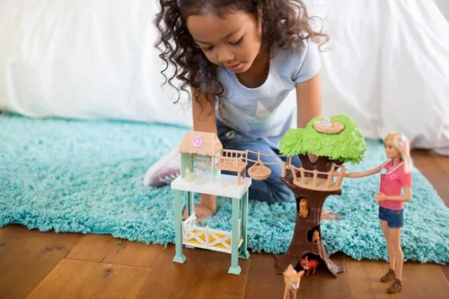 Vista 2 de Muñeca Barbie veterinaria y juego, tema de rescate de animales con 8 figuras de vida silvestre, casa en el árbol, estación de cuidados, puente