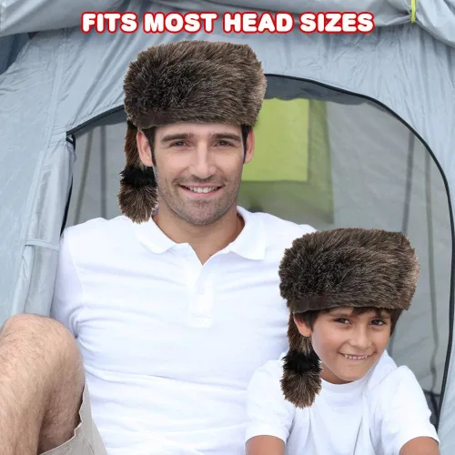Vista 4 de ArtCreativity Sombrero de mapache de piel sintética para niños y adultos, gorra de piel de animal con cola de piel sintética, accesorio de disfraz