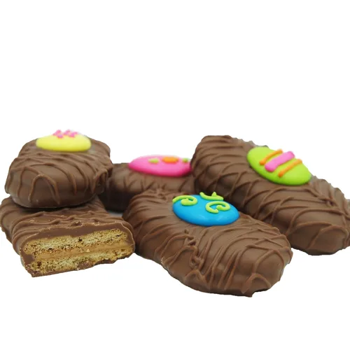 Vista 26 de Galletas de la marca Philadelphia Candies cubiertos por ambos lados de chocolate negro y con leche, y crema de cacahuete de la marca Nutter Butter