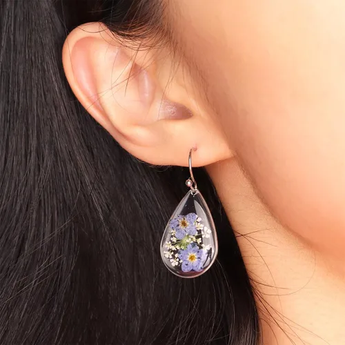 Vista 2 de Jean Beau Aretes de flores prensadas hechos a mano para mujer, flores secas de resina únicas de plata de ley, lágrima colgante, aretes florales