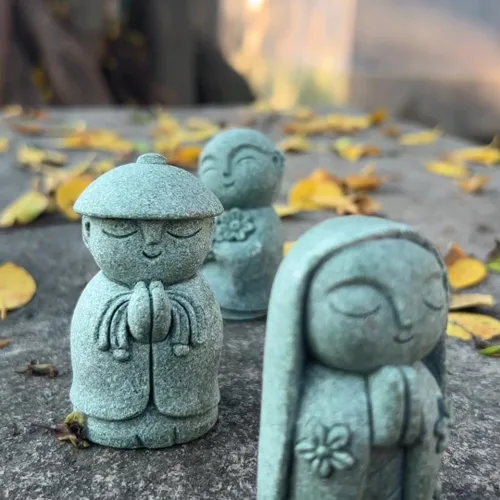 Vista 2 de livelyfish Estatua de monje rezante de Bosatsu de Bosatsu japonés de Buda Bosatsu Feng Shui, piedra arenisca feliz/sonriente en miniatura, adorno