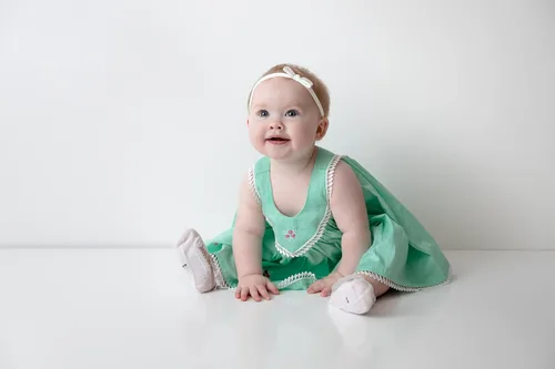 Vista 4 de Vestido de pana orgánico hecho a mano para bebé de 0 a 9 meses