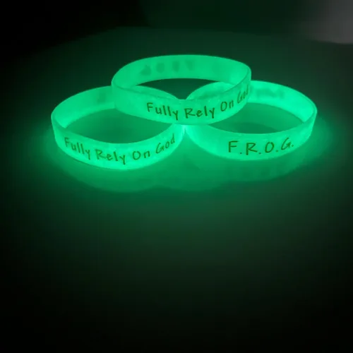 Vista 4 de Biblebanz F.R.O.G. Pulseras que brillan en la oscuridad – Pulseras totalmente confiadas en Dios (paquete de 50) pequeñas de 7 pulgadas