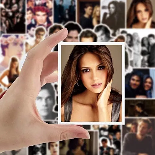 Vista 6 de Juego de 14 piezas de calcomanías de The Vampire Diaries de Elena Gilbert con apertura de medallón de verbena con colgante de collar de Katherine