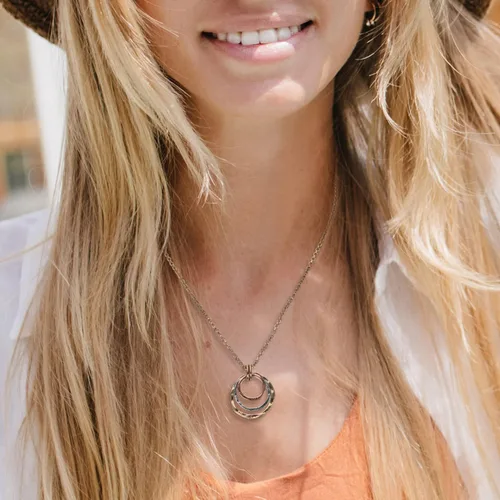 Vista 2 de SPUNKYsoul Collar con colgante de 3 círculos, joyería en capas de cobre