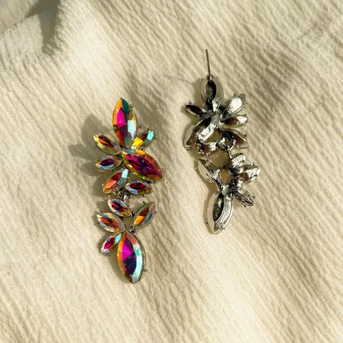 Vista 5 de ASTRUE Aretes iridiscentes con diamantes de imitación brillantes, elegantes aretes colgantes para bodas, fiestas y glamour diario, joyería ligera e