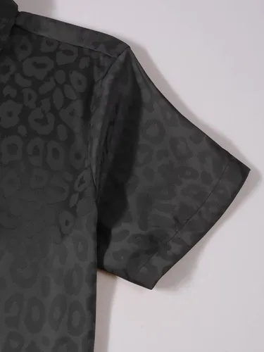 Vista 4 de Camisa de seda con estampado de leopardo satinado y manga corta con botones y cuello de solapa para hombre
