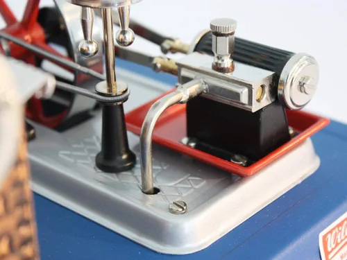Vista 9 de Wilesco 10 motor de vapor D10, contenido de caldera de 5.2 fl oz, incluyendo válvula de seguridad y silbato