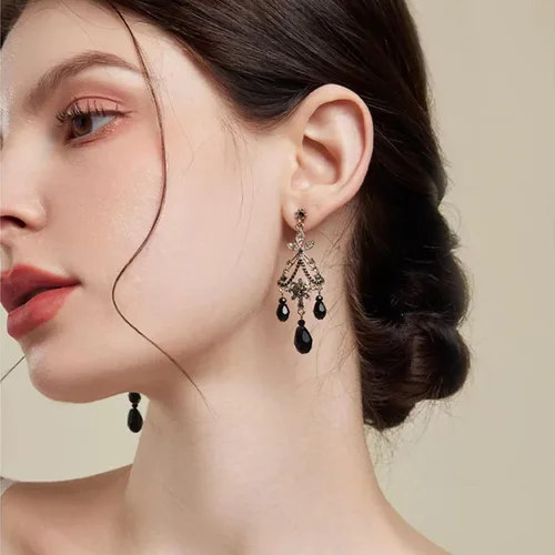 Vista 2 de Aretes colgantes negros vintage bohemios para mujer, aretes colgantes negros de moda, aretes barrocos bohemios, aretes de araña de lágrima y borla