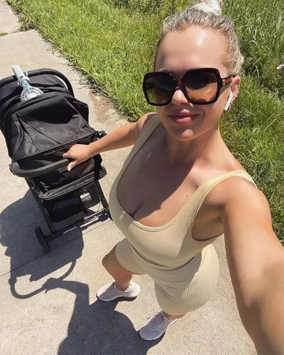 Vista 5 de OQQ Conjunto deportivo de 4 piezas para mujer, acanalado, con cuello redondo, con un hombro, pantalones cortos de cintura alta, leggings