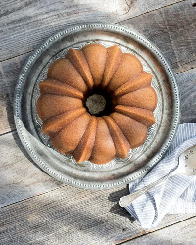 Vista 4 de Nordic Ware Bundt Original, 12 tazas, bronce