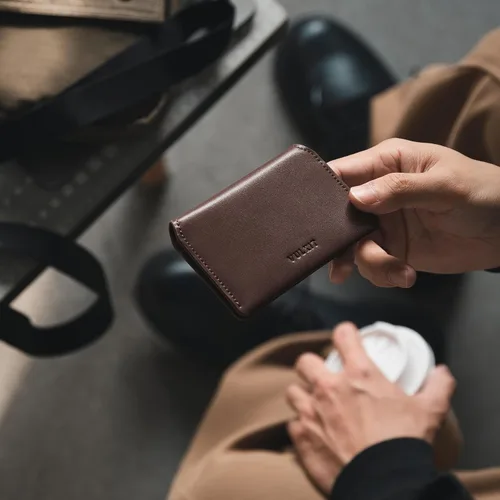 Vista 7 de VULKIT Cartera delgada minimalista con bloqueo RFID de cuero genuino, tarjetero con bolsillo frontal, cierre magnético, Espresso, Minimalista