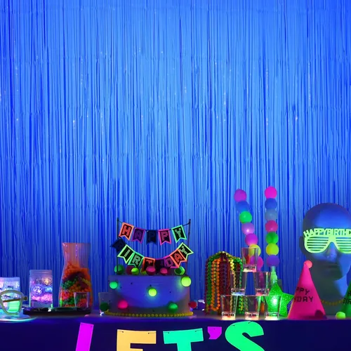 Vista 2 de Suministros de fiesta Mega-Loopolis con brillo en la oscuridad, pack de 2 decoraciones de fiesta neón de 6.6 x 6.6 pies, cortinas de flecos de papel