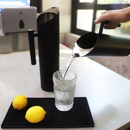 Vista 3 de Jarra de agua de acero inoxidable con protector de hielo, jarra de agua fría para jugo, cerveza, leche, té helado u otras bebidas (53 onzas)