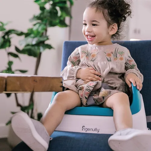 Vista 4 de Asiento elevador SmartClean Toddler Booster de Ingenuity para mesa de comedor con correas de arnés de 3 puntos, azul pavo real