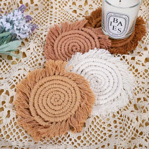 Vista 3 de Whaline Juego de 4 posavasos de macramé bohemios, hechos a mano, tejido a mano, tapete bohemio con borla para el hogar, cocina, oficina, fiesta Tema