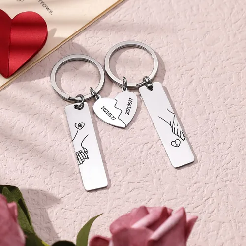 Vista 4 de Regalos para parejas, llaveros personalizados a juego para parejas, juego de llaveros personalizados con nombre para novio y novia