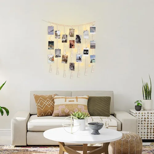 Vista 2 de Mkono Decoración de pared colgante de macramé con cadena de luces, habitación bohemia para dormitorio, cuentas de madera, guirnalda para tarjetas