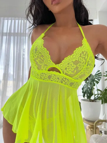 Vista 3 de SHENHE Vestido de lencería de encaje transparente de malla halter sin espalda para mujer, camisón y tanga