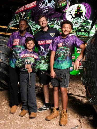 Vista 6 de Monster Jam Camisa hawaiana abotonada para toda la familia, diseño Grave Digger, desde niños pequeños hasta adultos