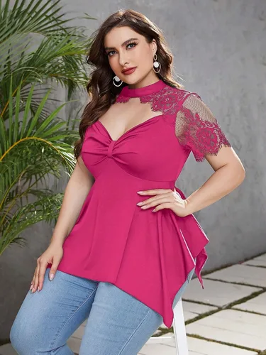 Vista 3 de OYOANGLE Blusa de manga corta para mujer, talla grande, cuello gargantilla de encaje con dobladillo asimétrico