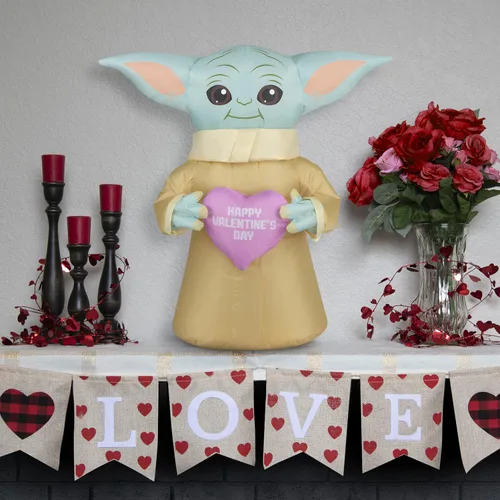 Vista 2 de National Tree Company Yoda inflable de San Valentín, funciona con pilas, colección del día de San Valentín, 20 pulgadas