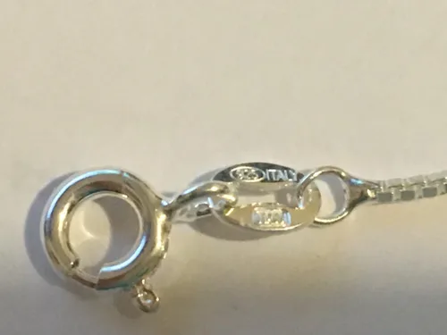 Vista 6 de Pearlina - Plata esterlina. Kit de perla de agua dulce en ostra. Collar con dije medallón enjaulado, 18".