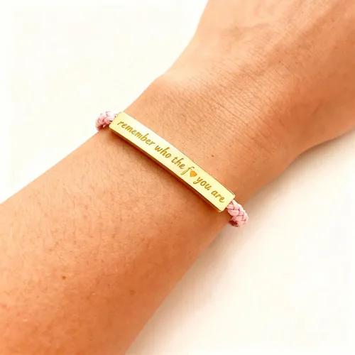 Vista 3 de Pulsera trenzada motivacional con texto en inglés "Remember Who The F You Are", regalos inspiradores para mujeres y amigas