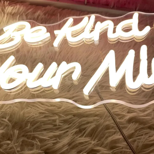 Vista 6 de Letrero de neón "Be Kind to Your Mind" luces de neón regulables LED para decoración de pared, palabras de aliento de neón USB, letreros de neón BKTM