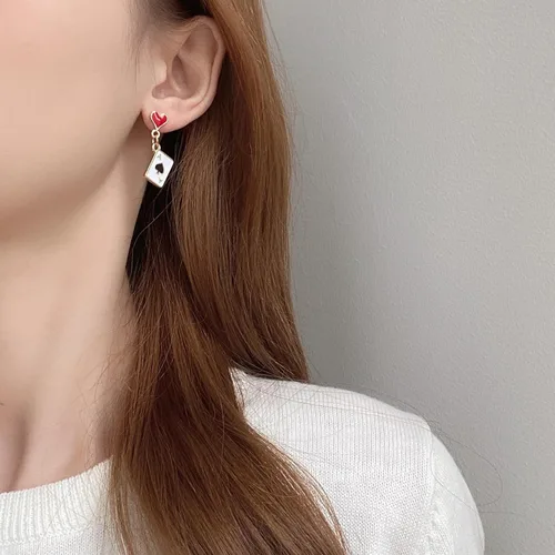 Vista 6 de Aretes de reina de corazón, aretes colgantes de reloj de póquer con corazón rojo para mujer, aretes largos asimétricos de póquer, aretes colgantes