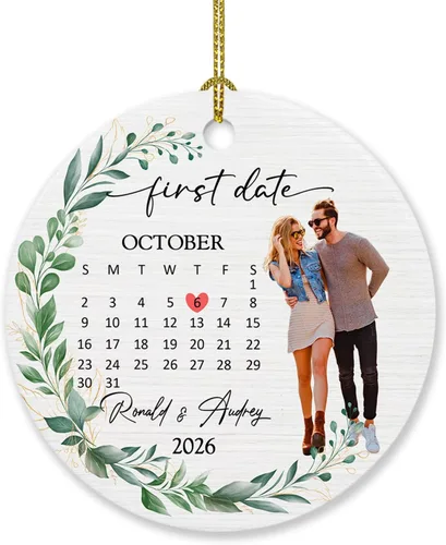 Vista 23 de Foto personalizada, adorno de matrimonio de nuestra primera Navidad 2023, regalo para novio, novia, señor y señora, foto y calendario, adorno