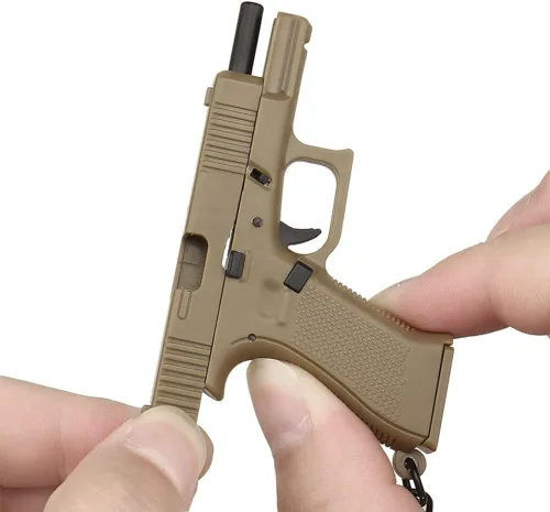 Vista 4 de Mini llaveros en forma de pistola para hombres y mujeres modelo G-45 escala 14 llavero para bolsa de regalo colgante