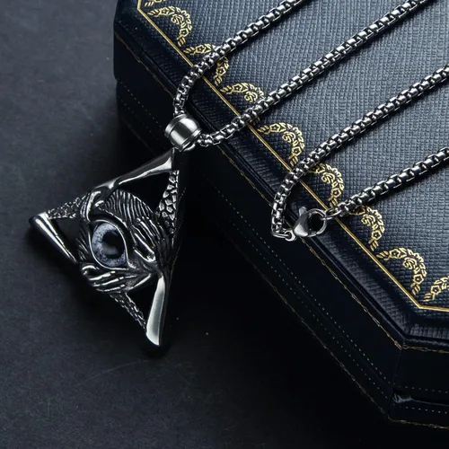 Vista 4 de Collar con dije de ojo malvado vintage de acero inoxidable con forma de triángulo para hombres y mujeres, cadena de 24 pulgadas