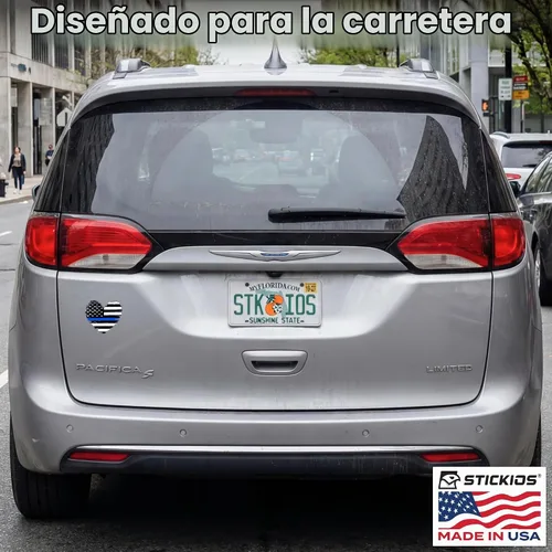 Vista 4 de Stickios Pegatina de la bandera estadounidense hecha jirones con forma de corazón de línea azul, fabricada en Estados Unidos