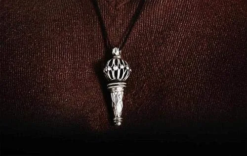 Vista 3 de Medallón colgante de Hanuman Gada del acero inoxidable de Mart con la cuerda negra para los hombres y las mujeres, Metal, No es una piedra preciosa