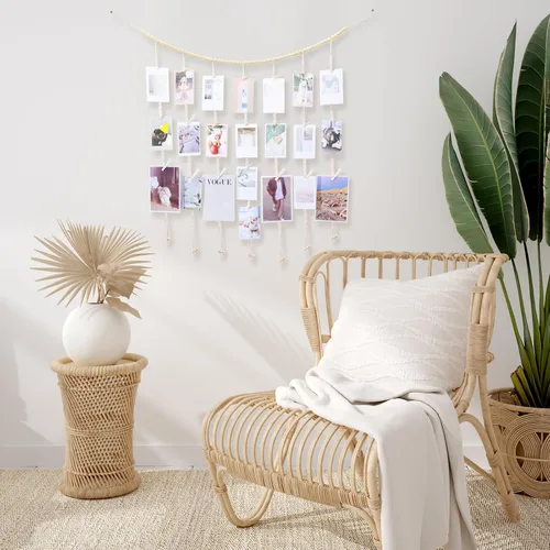 Vista 4 de KLOGTSIND Exhibición Colgante de Fotos de Macramé, Decoración de Pared Boho, Porta Tarjetas Navideñas con Cadena de Luces, Colgador de Fotos con 50
