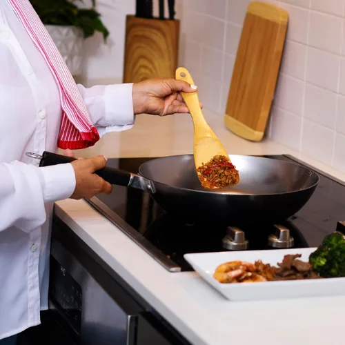 Vista 5 de JOYCE CHEN Serie Profesional Sartén Wok de Acero al Carbono de 12 Pulgadas con Mango Fenólico