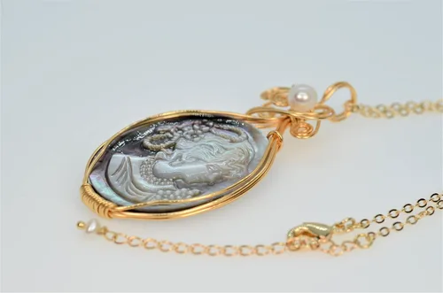 Vista 7 de Collar con colgante de camafeo de madreperla de Tahití relleno de oro de 14 quilates para mujer