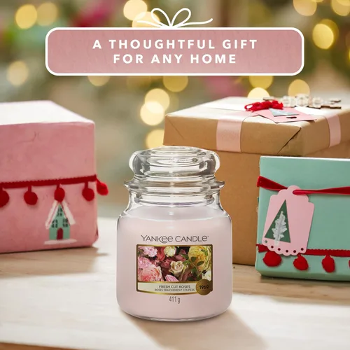 Vista 5 de YANKEE CANDLE Vela perfumada en tarro mediano, rosas recién cortadas, hasta 75 horas de tiempo de combustión