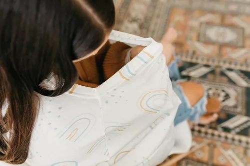Vista 4 de Funda para asiento de coche para bebé, toldo y funda de lactancia multiusos elástica 5 en 1, regalo "Skye" por Copper Pearl