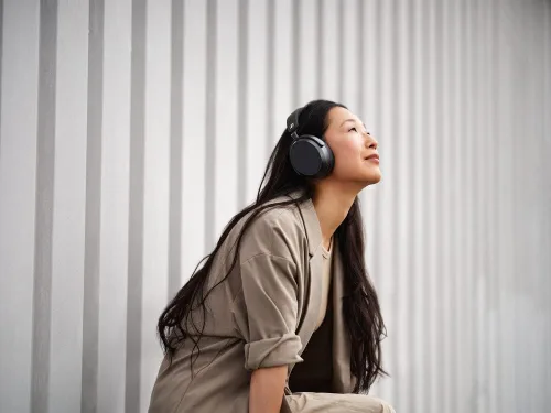 Vista 2 de Sennheiser Momentum 4 Wireless - Auriculares inalámbricos con cancelación de ruido, auriculares Bluetooth para llamadas nítidas con cancelación