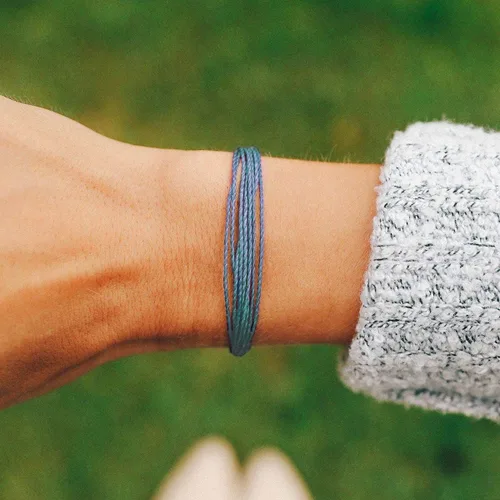 Vista 2 de Pura Vida - Pulseras de joyería, 100% impermeables y hechas a mano con dije recubierto, banda ajustable