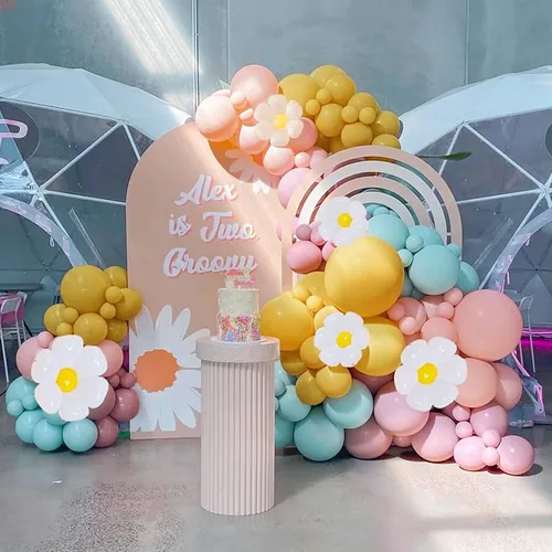 Vista 3 de Kit de arco de globos pastel, guirnalda de arco de globos de margaritas con globos de látex de arco iris rosa macarrón, azul, morado, amarillo